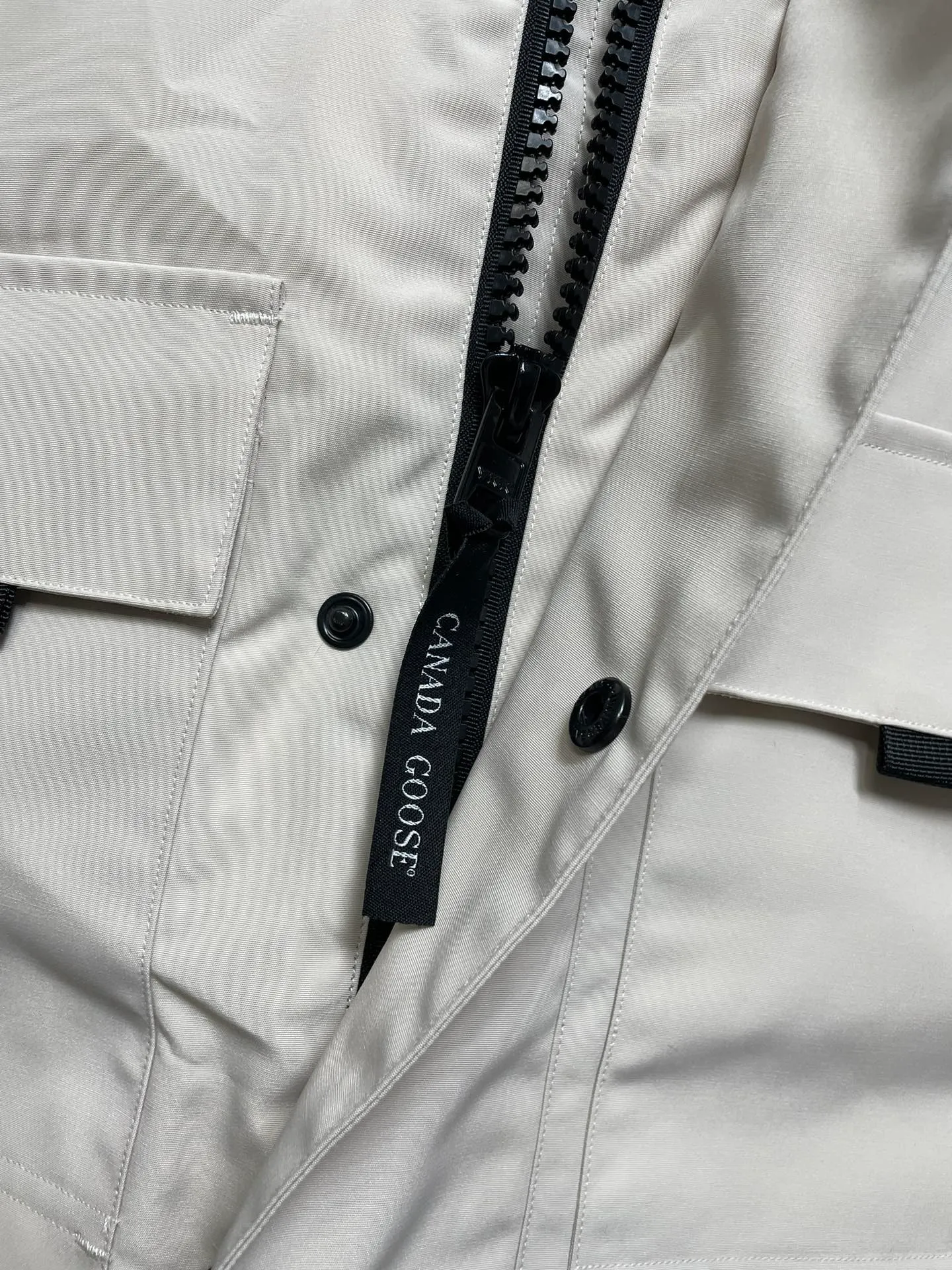 P800 forester men's new model black 24 models Canada Goose (Canada Goose) Men's model xs-xxl The highest version on the market! 🔥 Recommendation of single product for autumn and winter hard goods # Produced by OEM canada goose # The Canadian brand canada goose has always been recognized as the warmest down jacket, and its existence can often be seen in the winter street photos of various celebrities. I make Canada Goose every year, but I still can’t get rid of my love for it. No matter how cold the weather is, there’s no need to be afraid! Because this year, as always, we will provide you with ruthless goods and prepare large quantities of goods. I believe that the market has become a bit chaotic, but we are not afraid. Only good things are competitive, not comparing prices! No one is stupid enough to quote a high price and send old customers away! Look at price in the short term and quality in the long term! If you care about quality, please respect its price! If what you want is cheap, please don't expect good quality! You get what you pay for, this is the rule of the market! We really value quality. It is only worn by the one who understands you! Filling content: 90 international standard duck down! I won’t say much more, everyone sells their own goods! Regarding the down content, you can feel it with your hands. There is nothing wrong with good down. Another customer said that the clothes are very light, but the ones on the market are very heavy. For us insiders, adding some filament to the clothes will make them look bulging and heavy. But we won't do that! 🔥Pure original fidelity! 🔥Everyone who has been cooperating with us in the past few years knows that the large-scale wholesale market products are incomparable to us. You are welcome to visit the brick cabinet and then come to my home to buy! It is the legendary warmest down jacket. A goose and a single layer of clothing can withstand minus 20 degrees Celsius! Known as a must-have for Arctic outdoor sports! The most popular down jacket in the world, celebrities are rushing to buy it, it is a must-have!